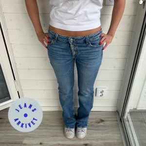 Lågmidjade jeans  - Coola jeans med knappar. Storlek: XS, midjemått: 37x2 cm innerbenslängd: 80 cm. Lite slitna längst ner vid foten vilket syns i sista bilden.