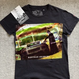Bastille Rive Droite - INTRESSEKOLL                                              Unik svart t-shirt från Bastille med en bild och texten 'Bastille Anarchy'. Storlek M, men väldigt kort i storleken så rekommenderar den till dig som bär S |Nypris:1099kr|