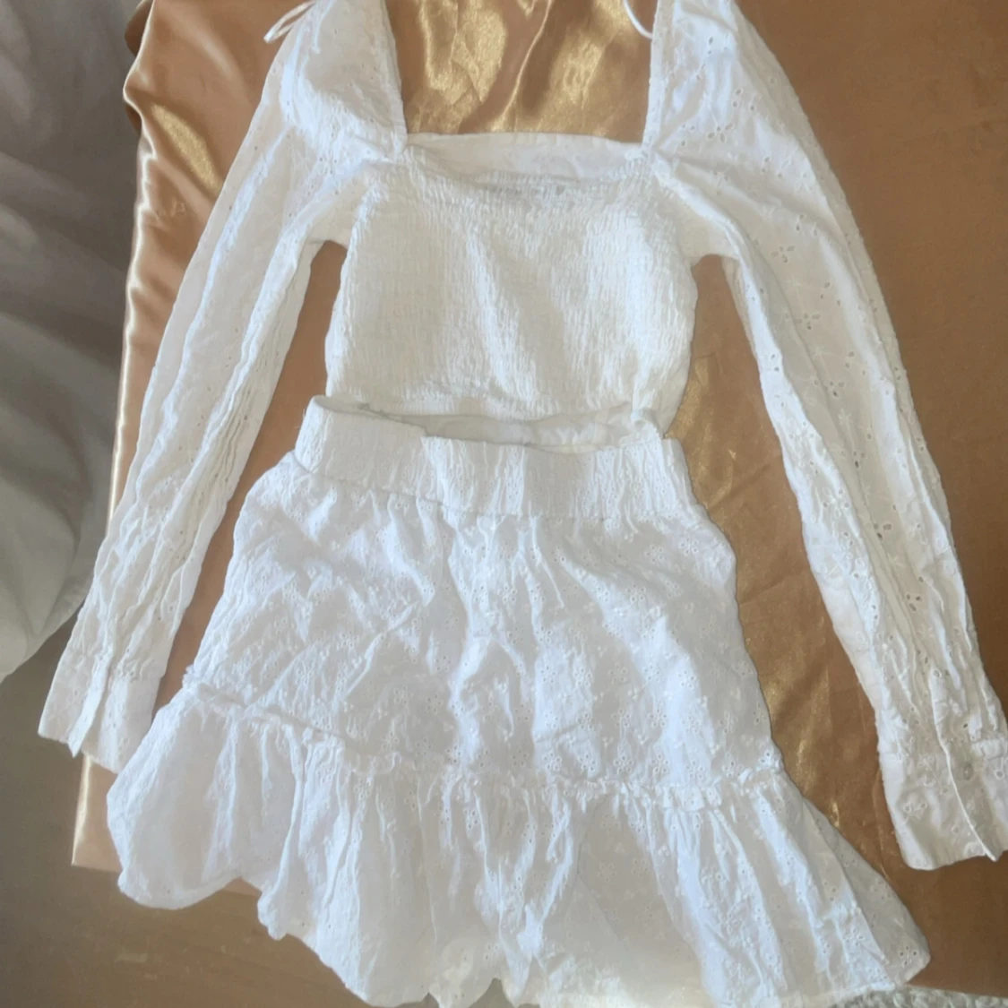 Broderad topp och kjol