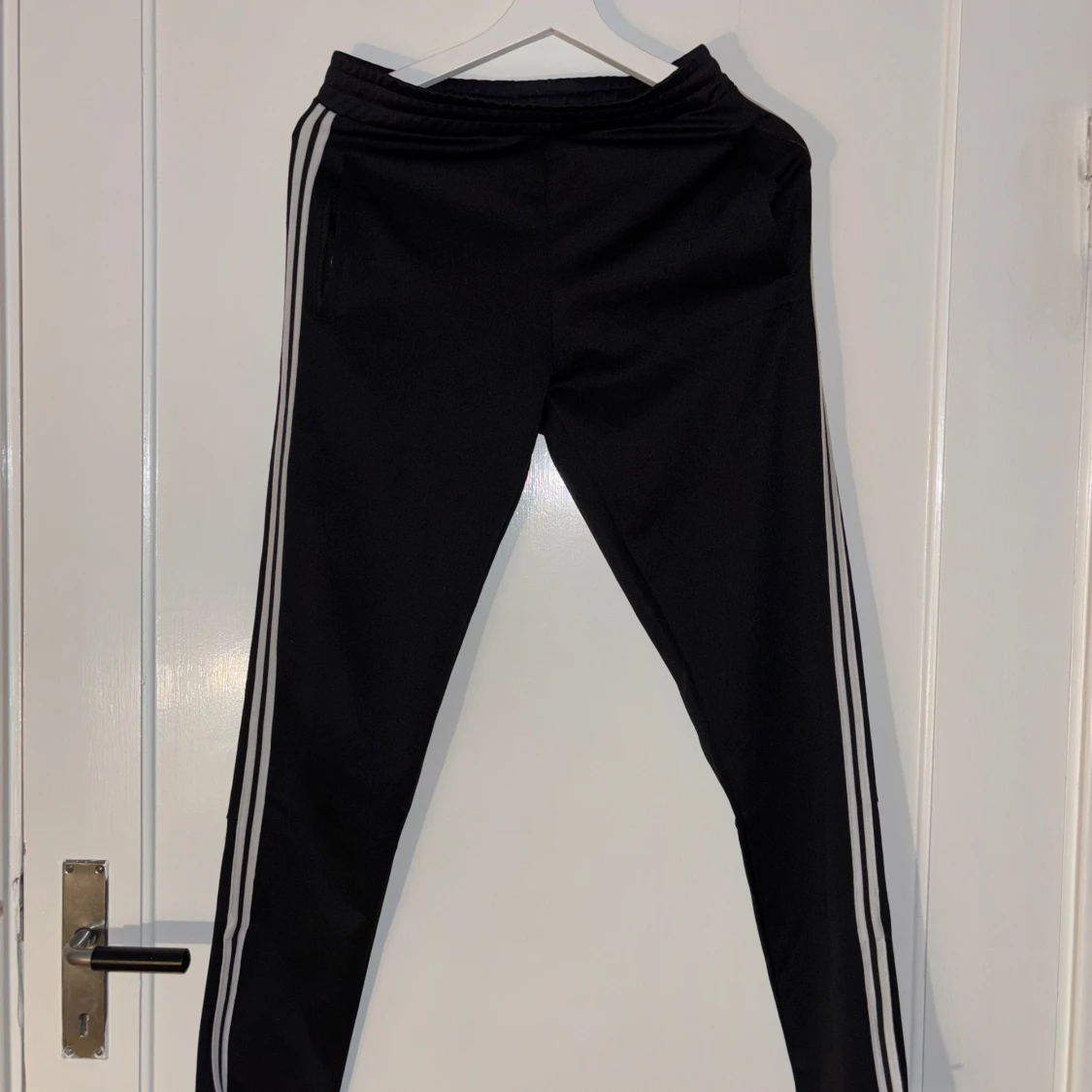 Svarta träningsbyxor med vita ränder