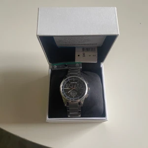 Silverfärgad klocka från Calvin Klein - Elegant silverfärgad klocka från Calvin Klein med en stilren design. Kvitto medkommer även länkar. Batteri behövs byta men kan fixa det för rätt pris. Ny pris 3900kr    KOM MED BUD
