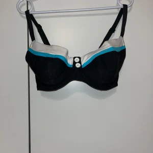 Bikinit - Ihanat mustat bikinit sinivalkoisilla yksityiskohdilla. Yläosa Koko 65H, alaosa koko M. Kissatalous MMM, lisätietoja saa kysymällä  Katsothan myös muut ilmoitukseni Mikäli hinta ei miellytä tarjoa rohkeasti