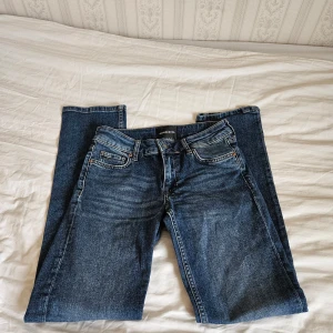Blå jeans från J.Lindeberg - Snygga straight leg blå jeans med från J.Lindeberg med klassisk femficksdesign och knappgylf. Använd 1 gång - skicket är som nytt! 🩷