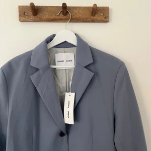 Blå kavaj från Samsøe Samsøe - Supersnygg blå kavaj/blazer från Samsøe Samsøe 🌼Modell Saluzy. Oanvänd & alla lappar kvar. Köpt för 2800.