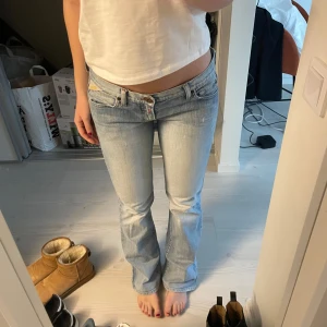 Ljusblå low waist bootcut jeans - Snygga ljusblå bootcut jeans från  Replay. Jeansen har en låg midja och en lätt utsvängd passform som ger en retro känsla. Jag är 170cm! Original pris: 1000kr. Lite smutsiga där bak nertill då de är för långa för mig.