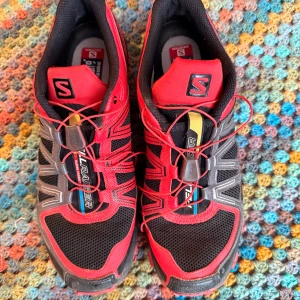 Salomon Fellraiser - Salomon skor med en sjukt skön fit och komfort, perfekta för trail running men även bara för att maximera din gorpcore-swag.
