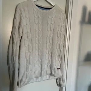 Vit stickad tröja - Säljer en stilren vit stickad tröja med kabelstickat mönster. Tröjan är från bondelid!