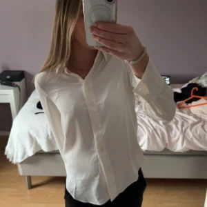Vit blus/skjorta - Säljer en vit skjorta/blus