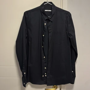 Svart skjorta från Vailent - Snygg svart skjorta från Vailent i storlek S. Skjortan har långa ärmar och knappar framtill. Perfekt för en stilren look.