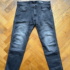 Replay anbass - Stilrena anbass (slim fit) i en skön grå färg🔘| Waist: 34📏 | Length: 32 📏| Fraktar så snabbt som möjligt inom 1-2 dagar via PostNord eller Instabox 📬📮|