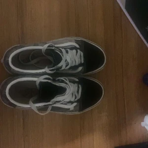 Svartvita vans -  Ett par snygga Vans i bra skick med vit Sula samt rutigt mönster Över hela skon (skicka ett pm vid intresse,bild osv) Priset är ej skrivet i sten 🪨 