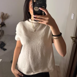 Stickad polo tröja - En stickad kortärmad polo liknande tröja