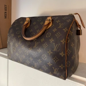 Louis Vuitton Speedy 30 - Säljer en jättefin Speedy 30 Louis Vuitton, år 2004. Fint skick men syns att den e använd på grund av åldern. Insidan har text från en penna från tidigare ägare, dock inget som märks eller man tänker på! Skriv gärna om ni vill ha fler bilder ❤️