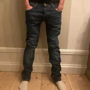 Mörkblå jeans från Lee - Helt nya mörkblåa lee jeans. Strl är W28 L32 passar runt 170cm.