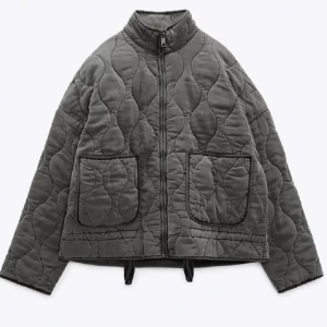 Grå quiltad jacka - Säljer en skitsnygg populär quiltad jacka från Zara. Det är jackan som är i den mörkare grå. Jackan är nästan aldrig använd o är därför i superbra skick. Skriv för fler bilder💕kan även tänka mig byta till en xs