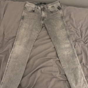 Grå  Repley anbassa slim jeansbyxor  - Snygga grå jeansbyxor. De har en knapp och dragkedja framtill och är perfekta för en stilren look. Passformen är slim och de har en modern tvättad effekt.