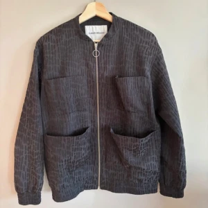 Svart bomberjacka  - Snygg svart bomberjacka från Carin Wester med ett unikt mönster och dragkedja framtill. Skriv vid frågor!🖤