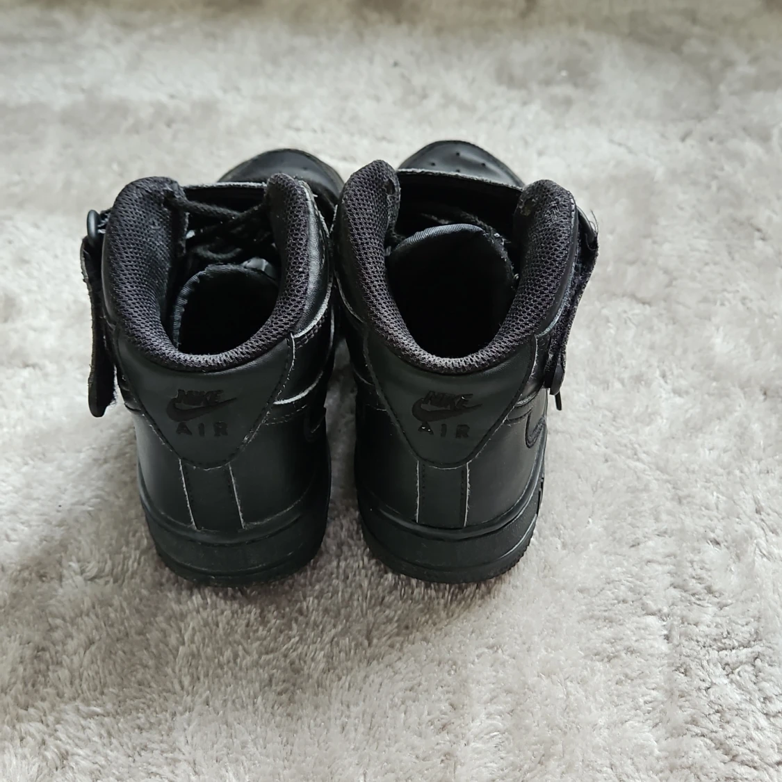 Svarta nike air force ones - 1