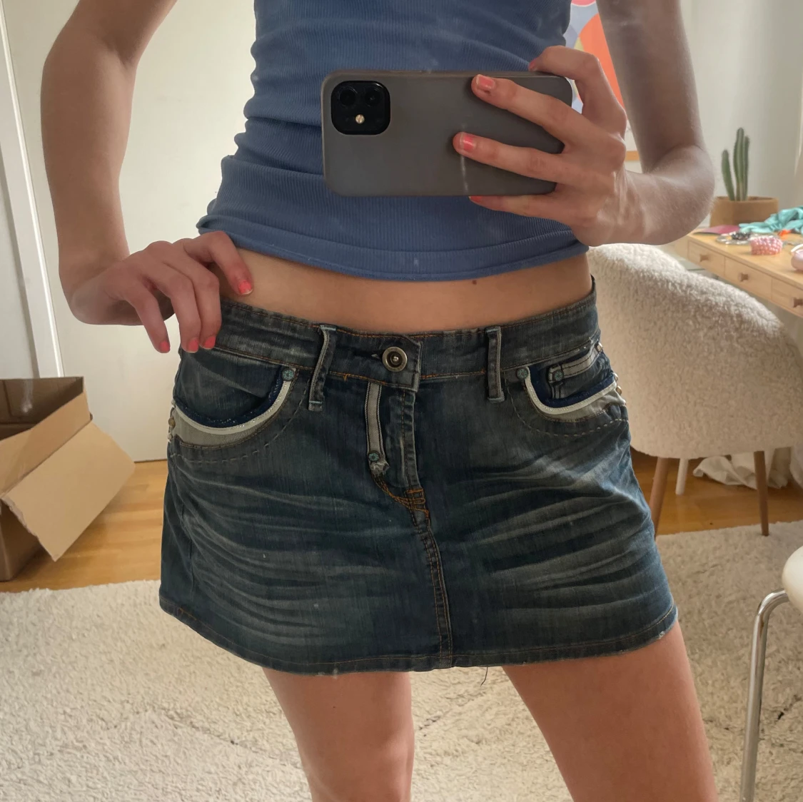 Lågmidjad jeanskjol detaljer - 4