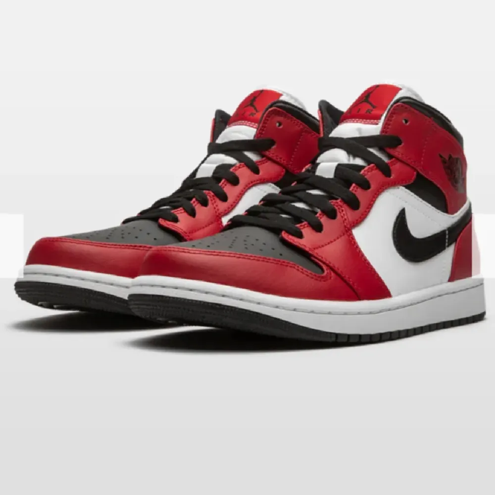 Snygga Jordans i en klassisk färgkombination av rött, svart och vitt. Skorna har en hög design med snörning och den ikoniska Nike-loggan på sidan. Perfekta för dig som vill ha en stilren och sportig look. Köpta för ungefär 3000.. Kengät.
