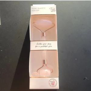 Jaderoller - Ansiktsroller i rosenkvarts som hjälper till att lugna huden. Perfekt för att minska svullnad och stimulera energiflödet i ansiktet. Oöppnad.