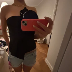 Svart topp - Snygg svart topp🖤Perfekt för en kväll ute, passar både till shorts och jeans. 