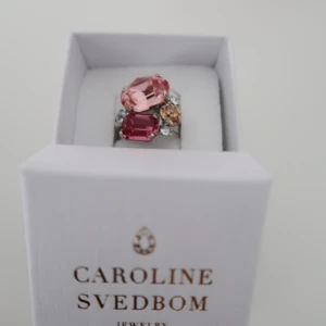 Caroline Svedbom, ring - Oanvänd, utan prislapp. Mini Caroline Ring, ordinarie pris: 995kr. Rosa & silver 