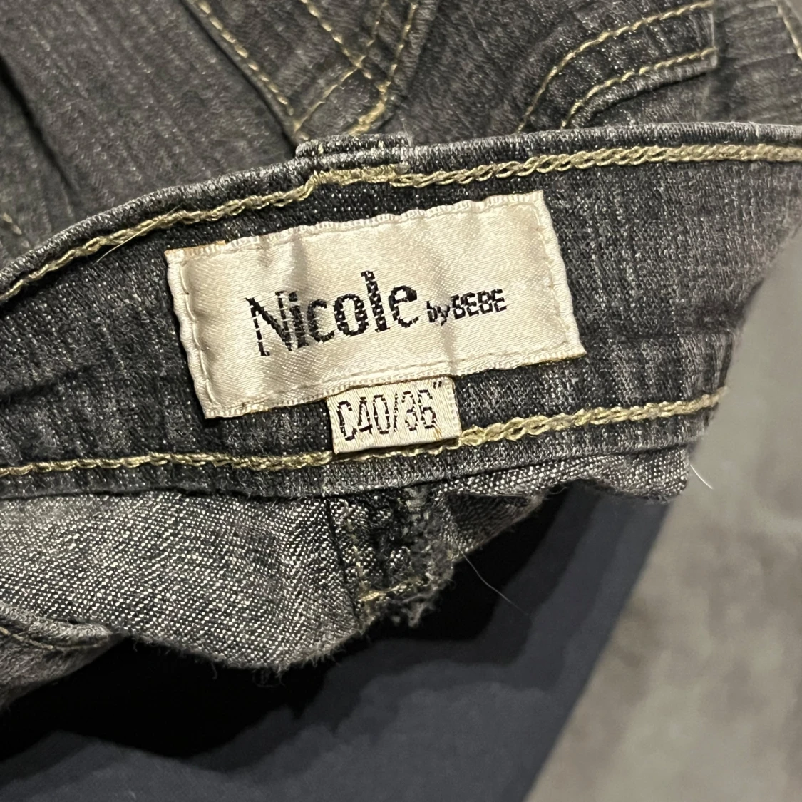 Grå bootcut jeans från Nicole by Bebe - 2