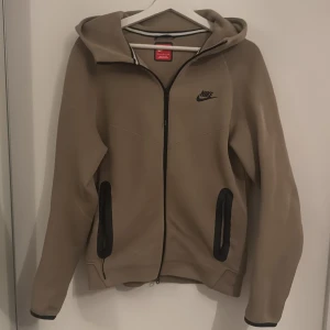 Beige nike tech fleece  - Säljer en beige Nike tech fleece för bra pris knappt använd 9/10 kvalité. Ordinarie pris 1500kr mitt pris 350kr men det är inte hugget i sten 🪨 fråga om ni undrar något. 🤙🤙