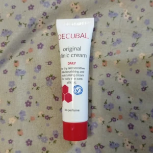 Decubal original clinic cream - Decubal original clinic cream är en parfymfri kräm för torr och känslig hud. Den är närande och återfuktande, perfekt för daglig vård. Innehåller ingredienser som glycerin och lanolin. Jag har använt den någon gång men tycker inte att det fungerar på mig.