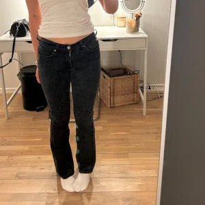 Låga jeans svarta - Low waist jeans från gina tricot 