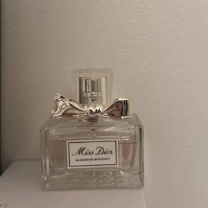 Miss Dior Blooming Bouquet Parfym - Elegant parfymflaska från Dior med en feminin och blommig doft. Knappt använd och är så gott som ny, säljs pga att blommiga dofter är inte min grej!
