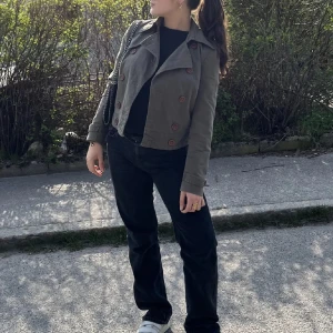 Olivgrön trenchcoat  - Snygg grön trenchcoat med knappar framtill. Jätte snyggt och populärt nu med trenchcoats och denna färgen är så himla fin. Perfekt för en stilren look. Pris går att diskuteras❣️