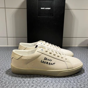 Saint Laurent skor - Tjena säljer nu dessa tvärfeta saint Laurent skor. Lite smuts på sulan men inget man märker. Storlek 40,5 passar 41. Sjävklart äkta. Tveka inte på att höra av dig vid minsta fråga eller fundering 😁