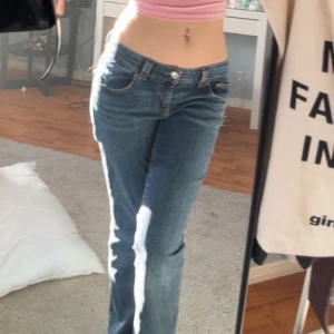 Blå jeans från Gina Tricot - Snygga blå jeans med klassisk femficksdesign och knappgylf. De har en normal passform och är perfekta för en avslappnad stil. Passar bra till både t-shirts och tröjor. Skriv om ni har några frågor!