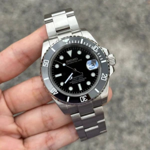 Seiko Submariner Klocka Svart - Nu är denna Svart Submariner-mod redo för försäljning! (Custom-made.) Diameter: 40 mm | Tjocklek: 12 mm | Seiko NH35 automatiskt urverk | Safirglas (reptåligt, AR-behandlat) | Boett & armband i 316L rostfritt stål (säkerhetslås) | Keramisk bezel | Skruvad krona | Luminova-beläggning | Vattentålighet: 3 ATM | Genomskinlig baksida | Justerbar storlek: 14,5–22 cm. Frågor? Skicka DM!