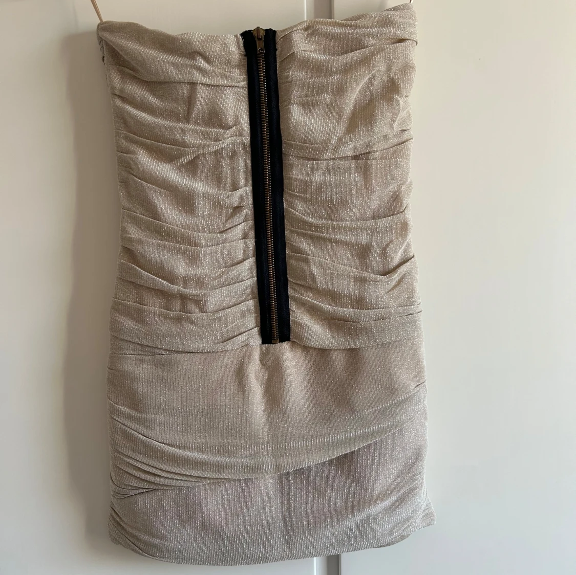 Beige axelbandslös klänning - 3