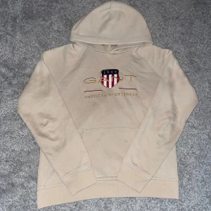 Gant - Säljer en Gant hoddie beige, lite använd och inga skador, storleken är 170 cm men passa mig och ja är själv 175cm. Ny pris 650-1000kr. Pris kan diskuteras, Skriv gärna om du har frågor😃