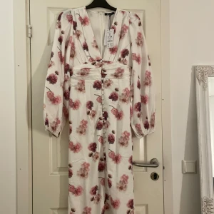 Lång blommig klänning  - Lång klänning från Gina tricot slutsåld i nästan alla butiker och på hemsidan! Säljer då jag råkade ta fel storlek. Har bara testat, prislapp kvar!! Skriv om det är något ni undrar😌