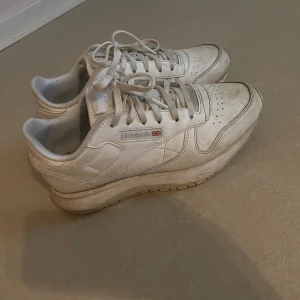 Sneakers reebok  - Snygga reebok skor använda men fortfarande i mycket bra skick bara man rengör dom 