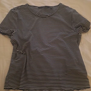 Randig tshirt - Snygg svartvit randig tshirt från Veromoda! 