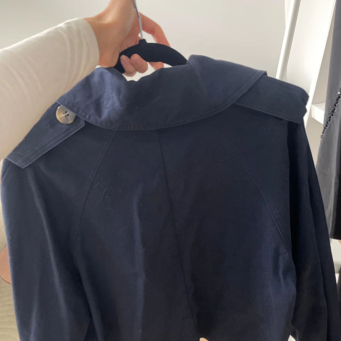 Mörkblå trench jacka från Gina tricot - 2