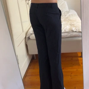 Lågmidjade randiga kostymbyxor  - Säjer ett par lågmidjade randiga kostymbyxor från Gina Tricot. Använda en gång. Storlek 36.