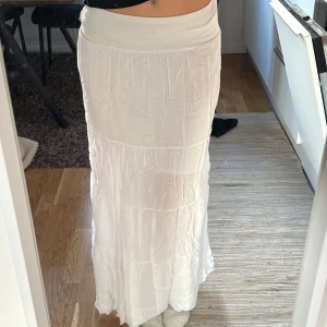 vit långkjol  - så fin vit långkjol med dubbelt tyg på halva kjolen! använd några gånger, mycket bra skick. köpt i spanien.  jag är 177 