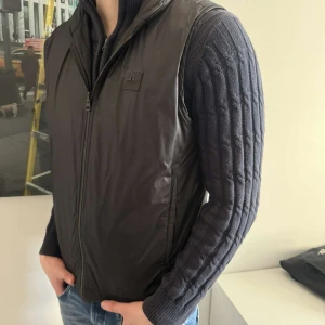J.Lindeberg väst - J.Lindberg väst| skinn material| storlek L fits M| bra men använt skick| nypris ca:1499| vårt pris endast:399kr! Vid frågor ”kontakta”📩🚨