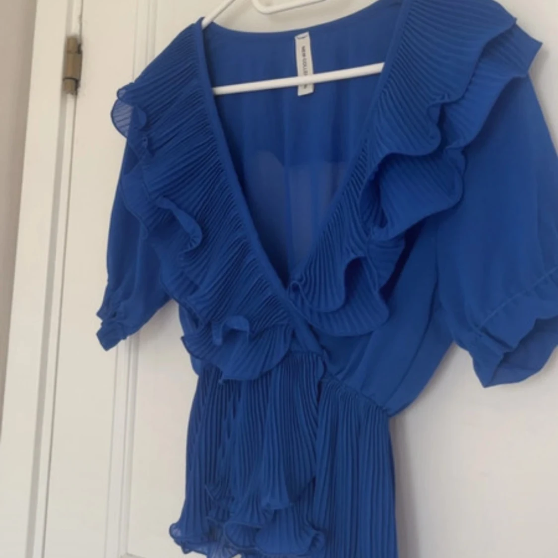 Blå blus med volangdetaljer - 1