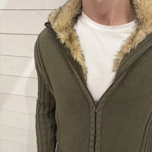 Cardigan med päls  - Säljer en riktigt fet stickad cardigan med pälskrage. Storlek XS, långa ärmar och en ribbad struktur som ger en snygg look. Pris kan diskuteras vid snabb affär! 