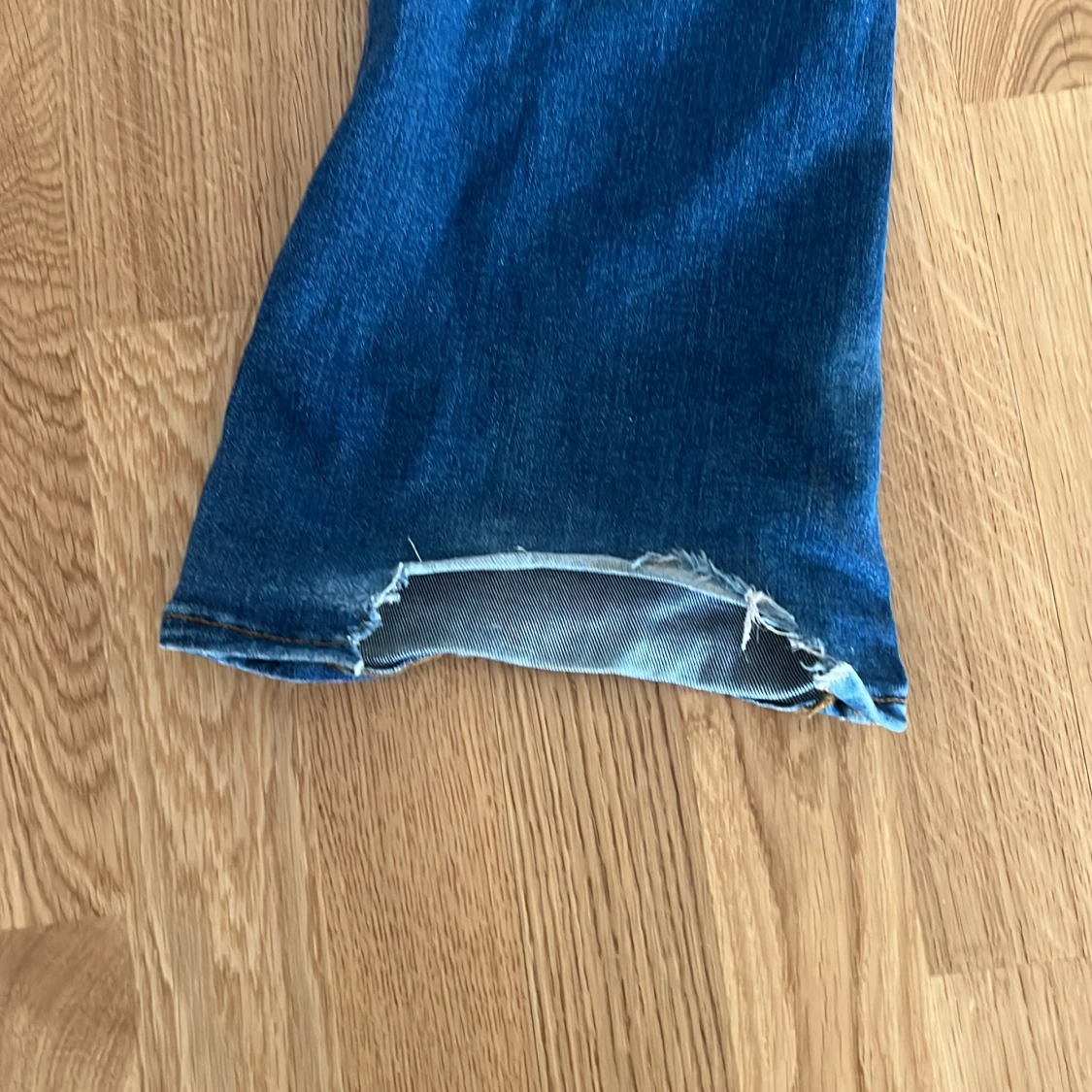 Blå flare jeans från &Denim - 3