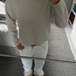 Beige tröja från Zara - Säljer en stilren beige tröja från Zara. Tröjan har en klassisk rund halsringning och långa ärmar. Perfekt för en avslappnad look. Passar bra till både jeans och kjol.