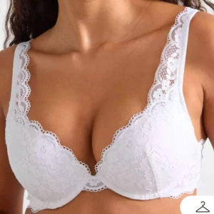 BH från Lindex  - Säljer min jättefina bh från Lindex då den tyvärr är för liten, pris är diskuterbart🩷lite tecken på användning skriv privat för bilder 